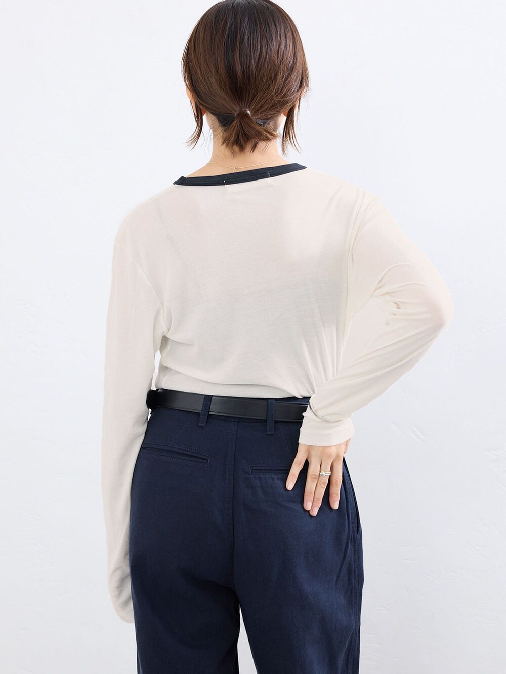 ブルー系のチノパンツ、ホワイト系のTシャツ/カットソー、ブラック系のベルトを着用したレディースの夏コーディネートの5枚目の写真
