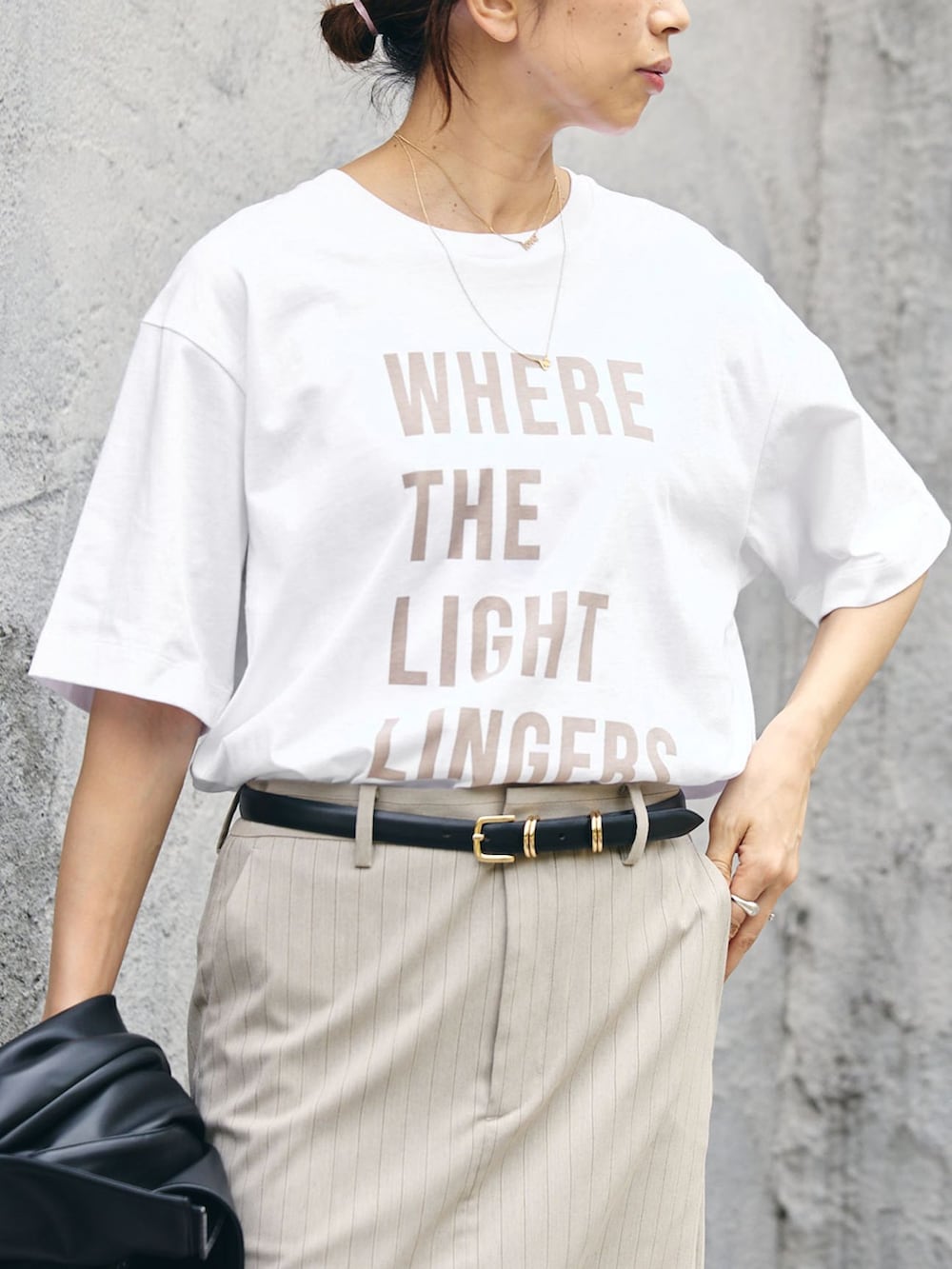 ベージュ系のスカート、ホワイト系のTシャツ/カットソーを着用したレディースの夏コーディネートの4枚目の写真