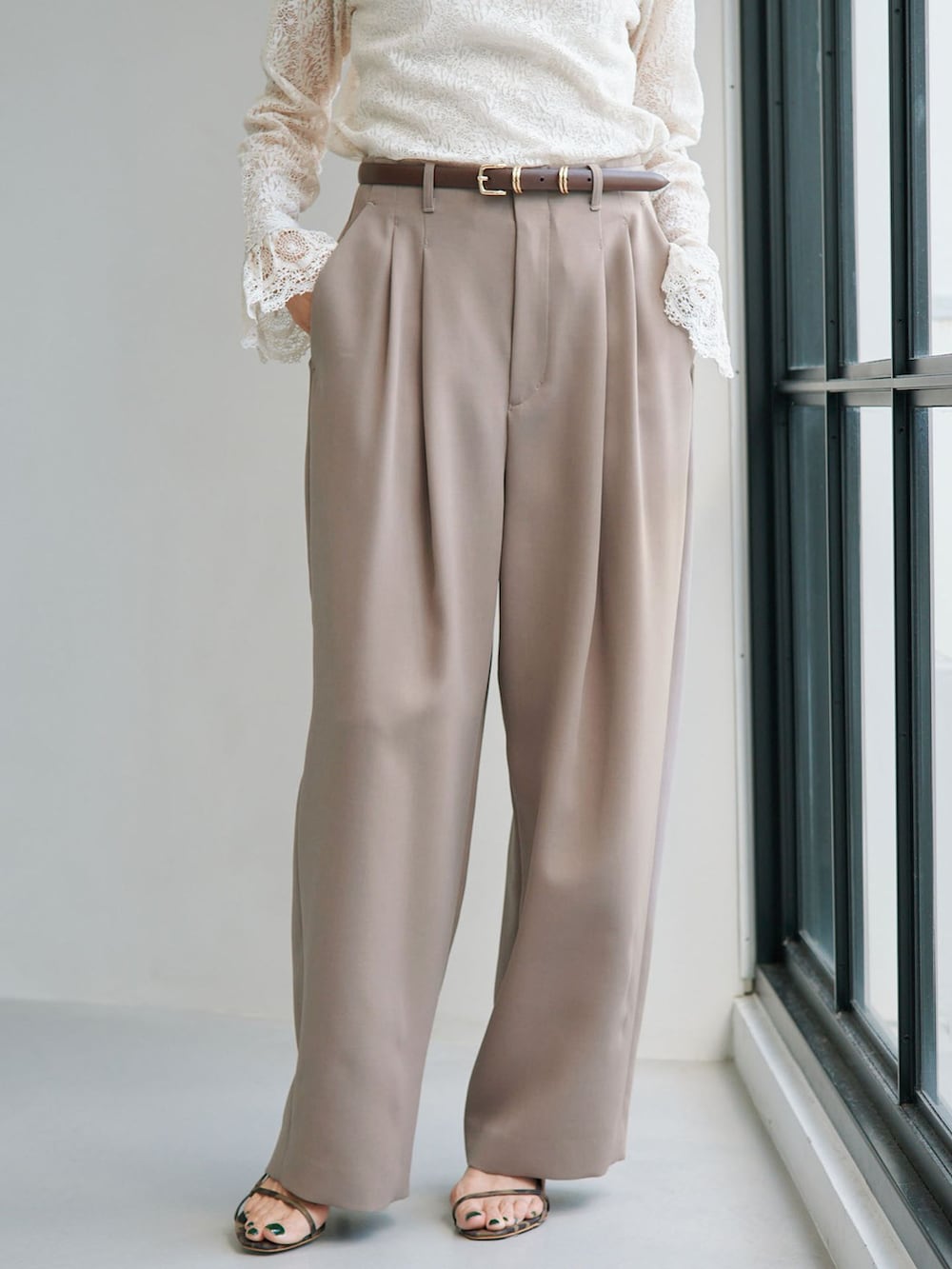 ベージュ系のその他パンツ、ホワイト系のシャツ/ブラウスを着用したレディースの夏コーディネートの6枚目の写真