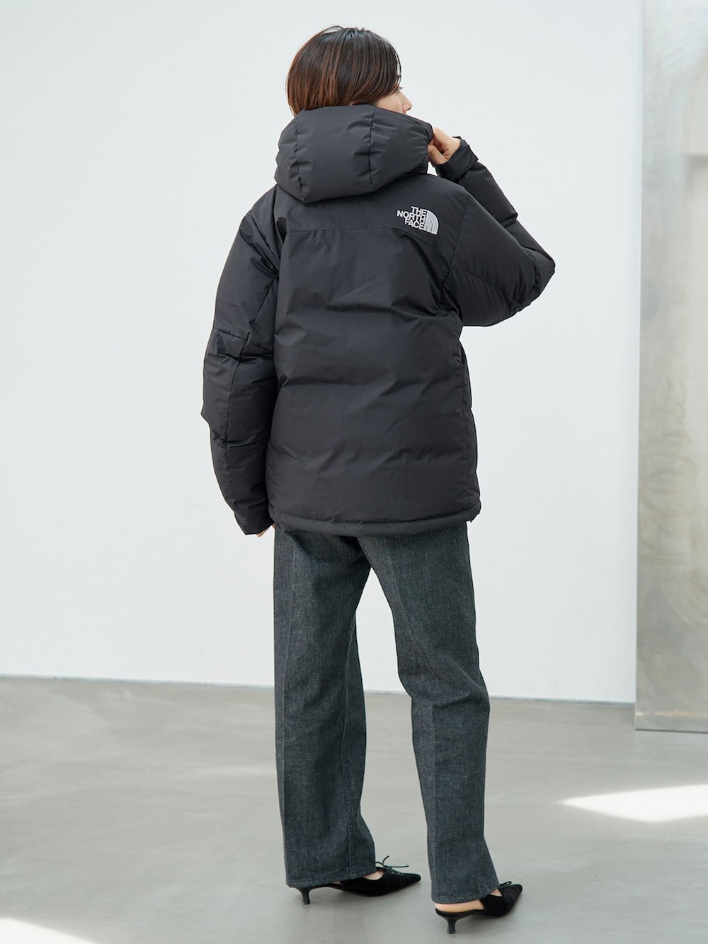 ブラック系のその他アウター、ブラック系のデニムパンツ、グレー系のカーディガン/ボレロを着用したレディースの秋コーディネートの3枚目の写真
