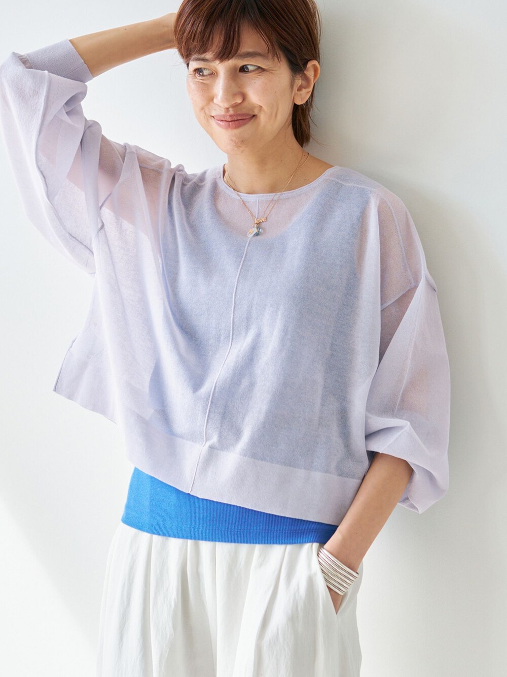 ホワイト系のその他パンツ、ブルー系のTシャツ/カットソー、パープル系のカーディガン/ボレロを着用したレディースの春コーディネートの4枚目の写真