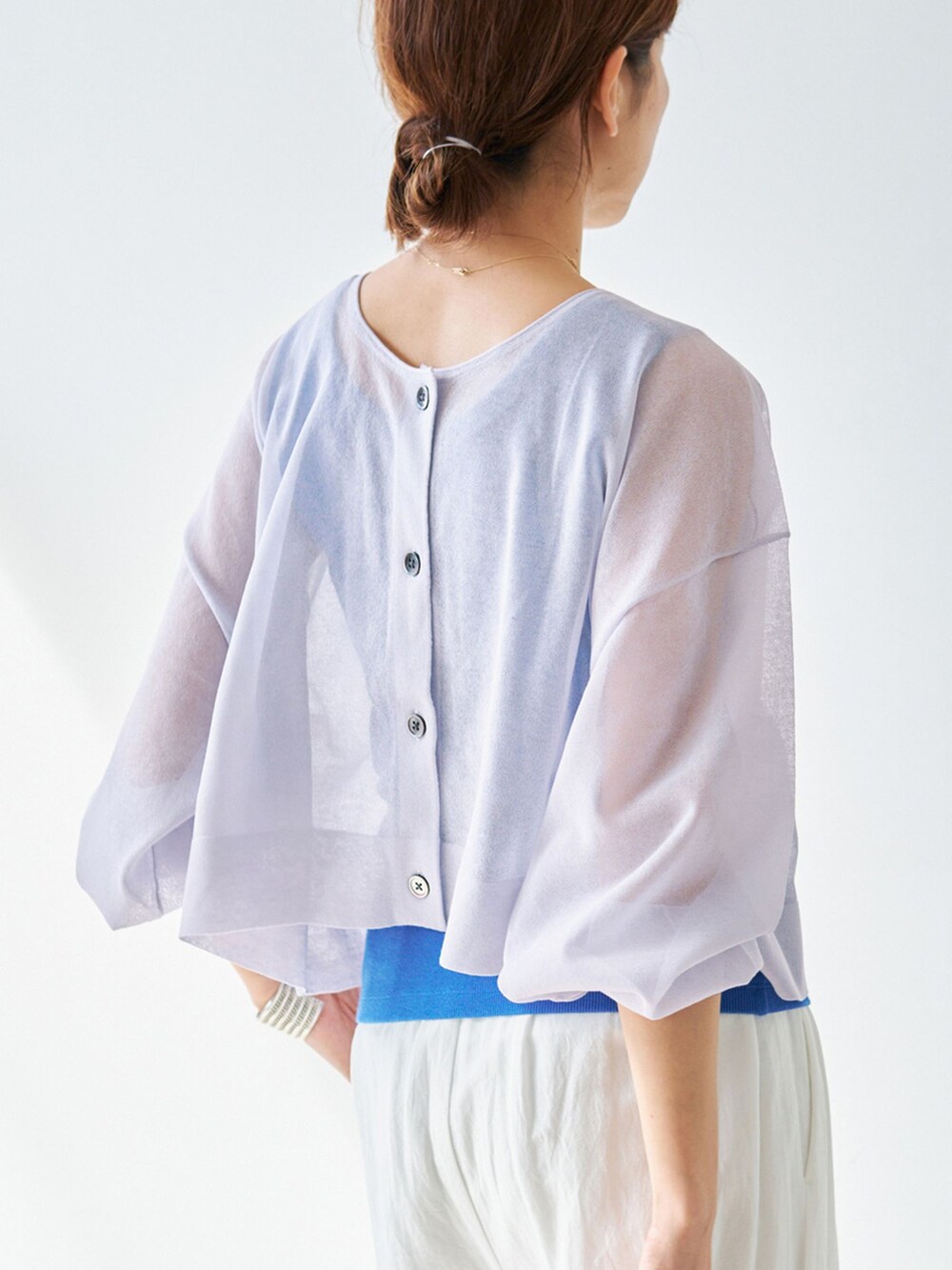 ホワイト系のその他パンツ、ブルー系のTシャツ/カットソー、パープル系のカーディガン/ボレロを着用したレディースの春コーディネートの5枚目の写真
