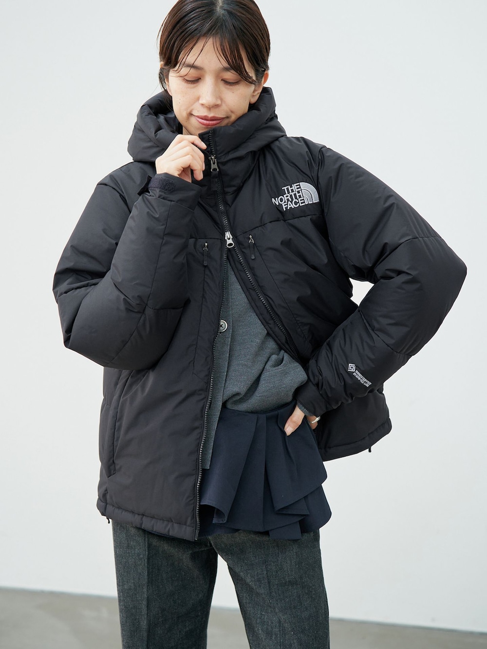 ブラック系のその他アウター、ブラック系のデニムパンツ、グレー系のカーディガン/ボレロを着用したレディースの秋コーディネートの4枚目の写真