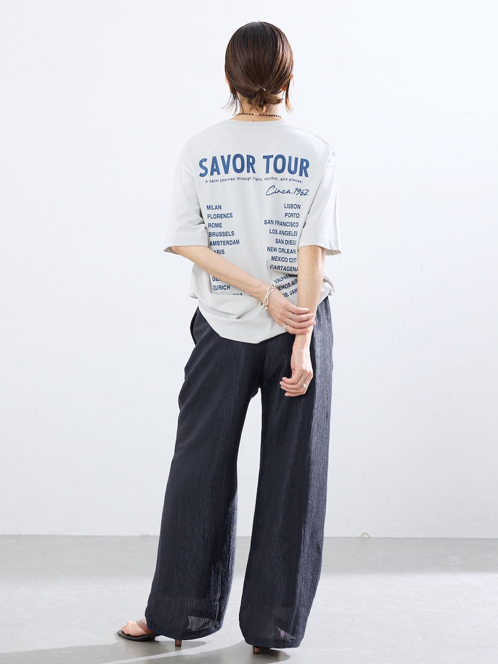 ブルー系のその他パンツ、グレー系のTシャツ/カットソー、ブラウン系のサンダルを着用したレディースの夏コーディネートの3枚目の写真