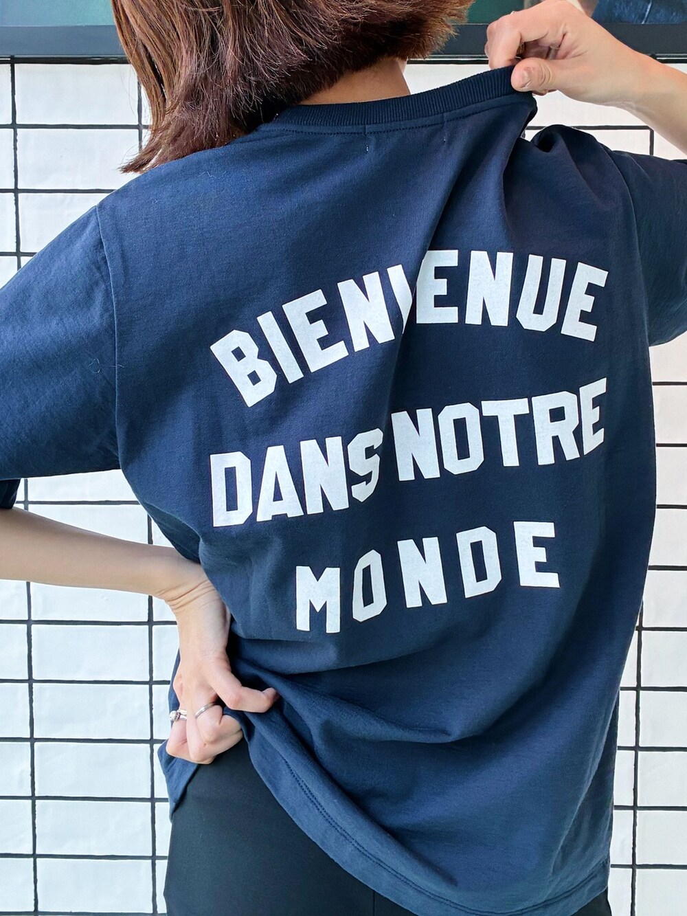 ブルー系のTシャツ/カットソー、ブラック系のその他パンツ、ブラック系のサンダルを着用したレディースの春コーディネートの2枚目の写真