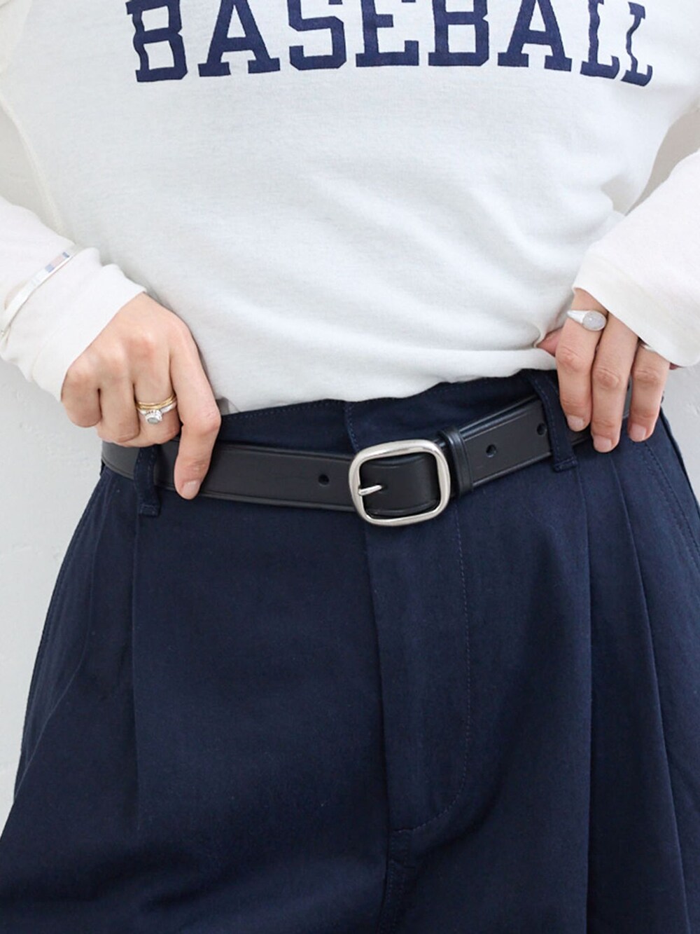 ブルー系のチノパンツ、ホワイト系のTシャツ/カットソー、ブラック系のベルトを着用したレディースの夏コーディネートの6枚目の写真
