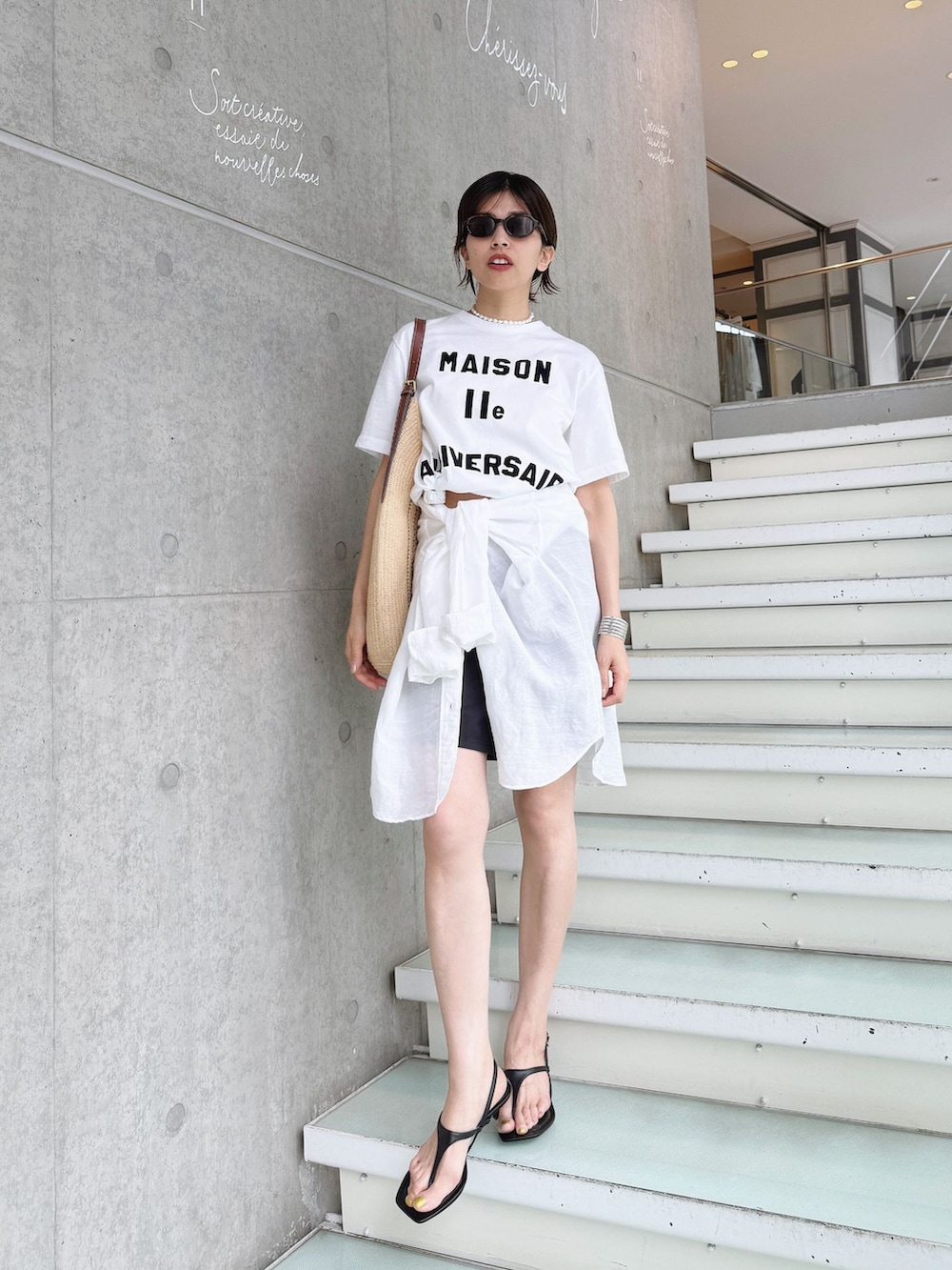 ブラック系のその他パンツ、ホワイト系のシャツ/ブラウス、ホワイト系のTシャツ/カットソーを着用したレディースの夏コーディネートの4枚目の写真