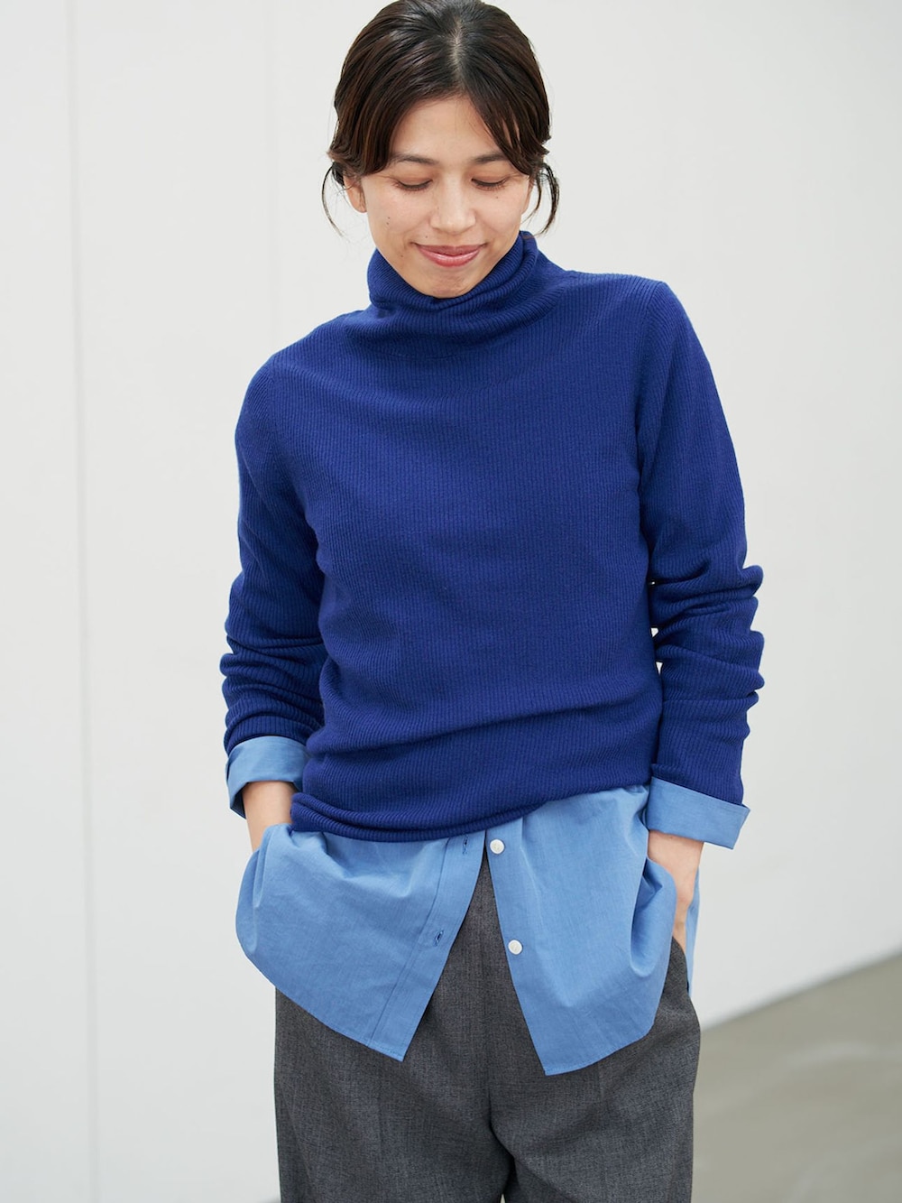ブラック系のその他パンツ、ブルー系のニット/セーターを着用したレディースの夏コーディネートの4枚目の写真