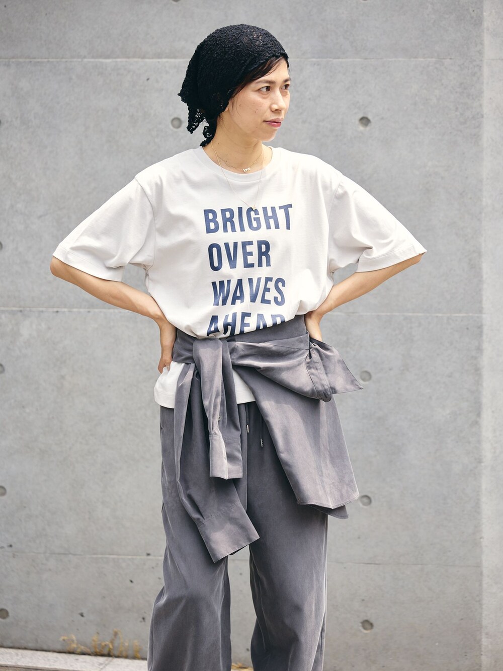 グレー系のその他パンツ、グレー系のシャツ/ブラウス、シルバー系のサンダルを着用したレディースの夏コーディネートの4枚目の写真