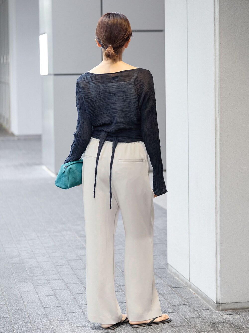 ベージュ系のその他パンツ、ブラック系のシャツ/ブラウス、ブラック系のサンダルを着用したレディースの夏コーディネートの3枚目の写真