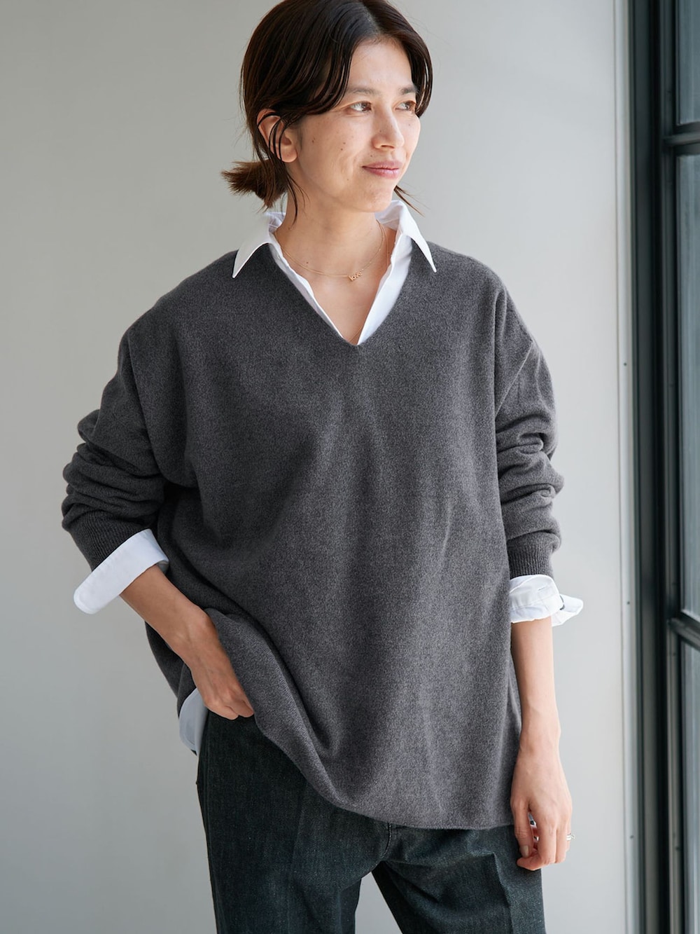 ブルー系のデニムパンツ、グレー系のニット/セーター、ブラック系のローファーを着用したレディースの夏コーディネートの4枚目の写真
