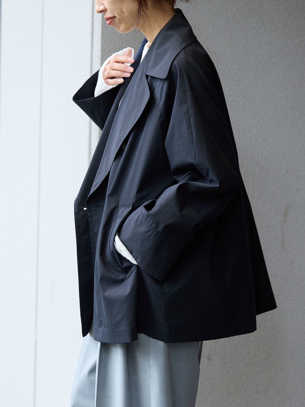 ブルー系のその他アウター、グレー系のその他パンツ、ホワイト系のニット/セーターを着用したレディースの春コーディネートの3枚目の写真