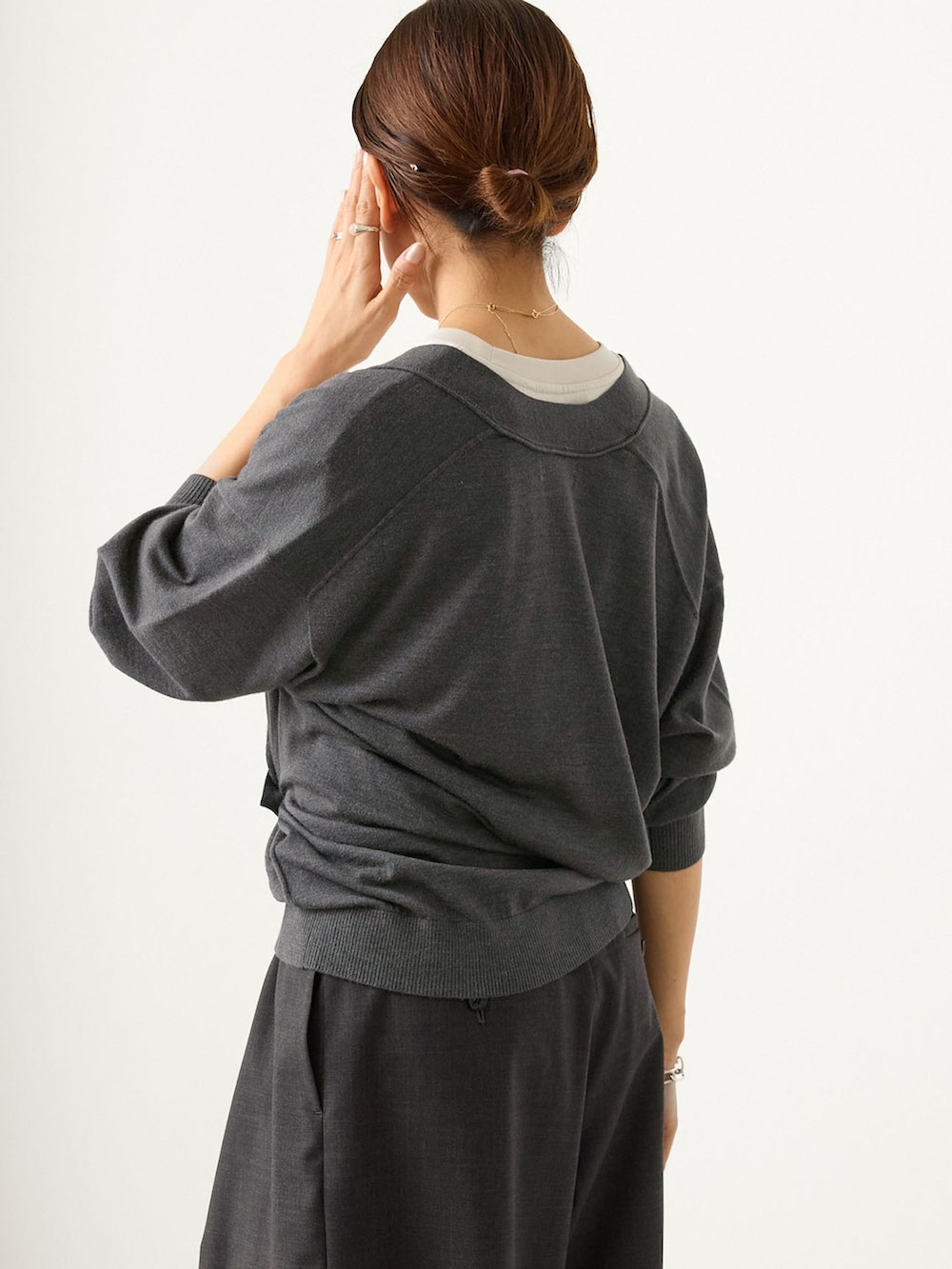 グレー系のその他パンツ、グレー系のTシャツ/カットソー、グレー系のカーディガン/ボレロを着用したレディースの夏コーディネートの5枚目の写真