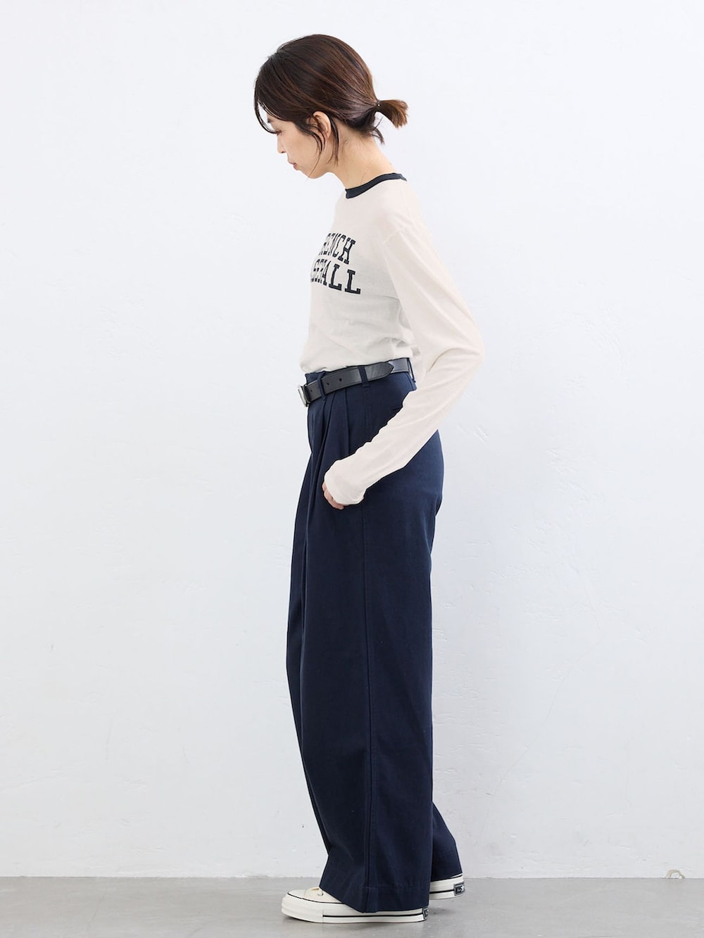 ブルー系のチノパンツ、ホワイト系のTシャツ/カットソー、ブラック系のベルトを着用したレディースの夏コーディネートの2枚目の写真