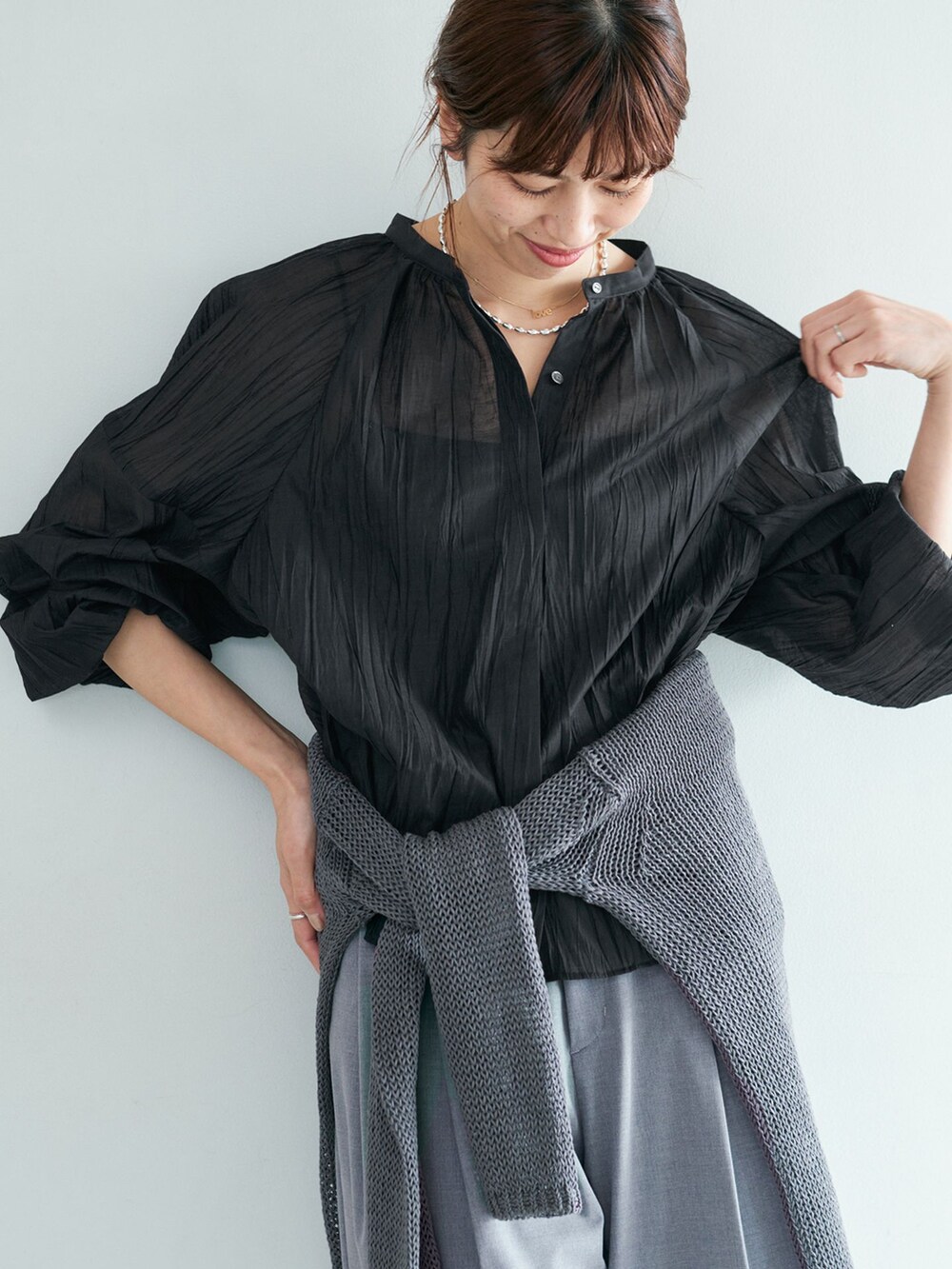 グレー系のその他パンツ、ブラック系のシャツ/ブラウス、グレー系のニット/セーターを着用したレディースの冬コーディネートの3枚目の写真