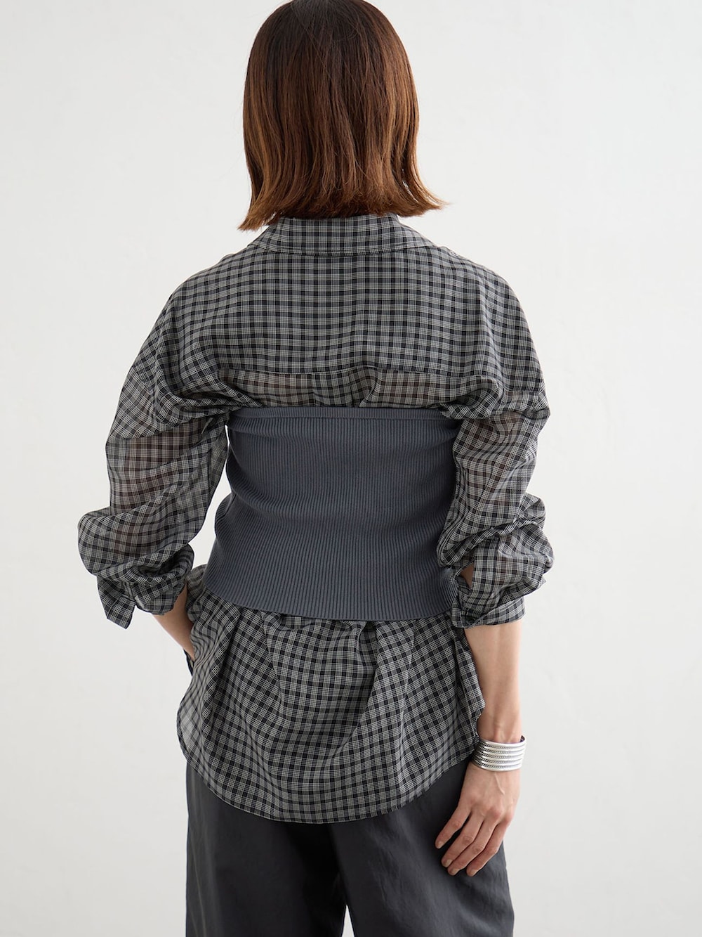 ブラック系のその他パンツ、ブラック系のシャツ/ブラウス、グレー系のニット/セーターを着用したレディースの夏コーディネートの5枚目の写真