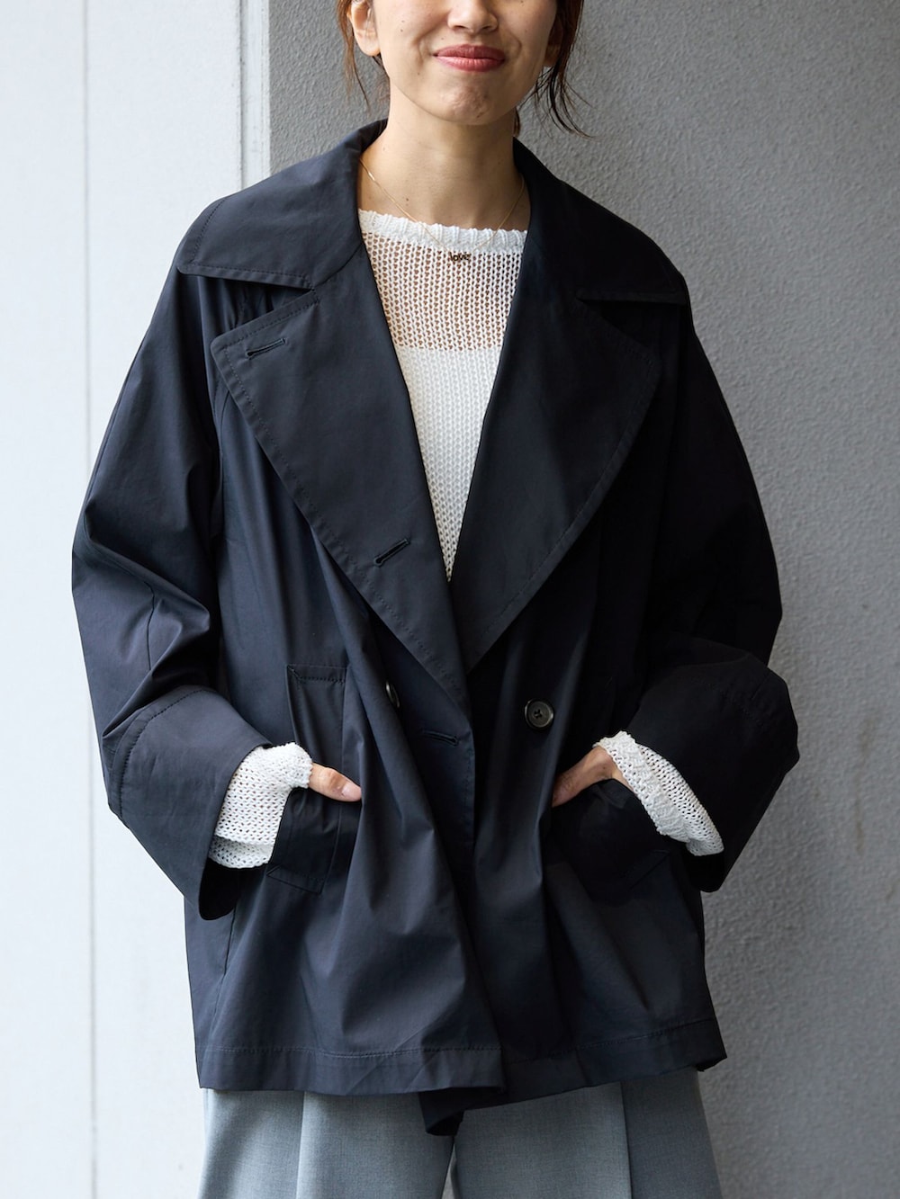 ブルー系のその他アウター、グレー系のその他パンツ、ホワイト系のニット/セーターを着用したレディースの春コーディネートの5枚目の写真