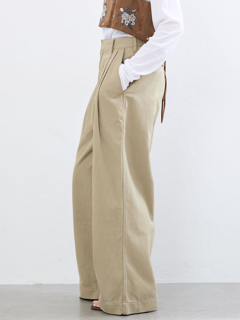 ベージュ系のチノパンツ、イエロー系のシャツ/ブラウス、ホワイト系のTシャツ/カットソーを着用したレディースの夏コーディネートの6枚目の写真