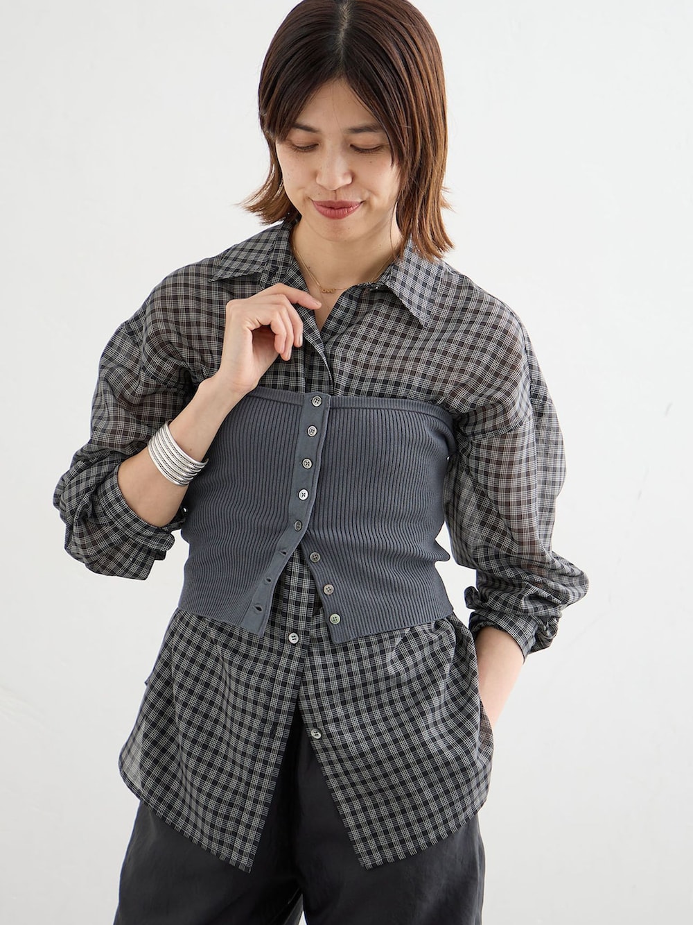 ブラック系のその他パンツ、ブラック系のシャツ/ブラウス、グレー系のニット/セーターを着用したレディースの夏コーディネートの4枚目の写真