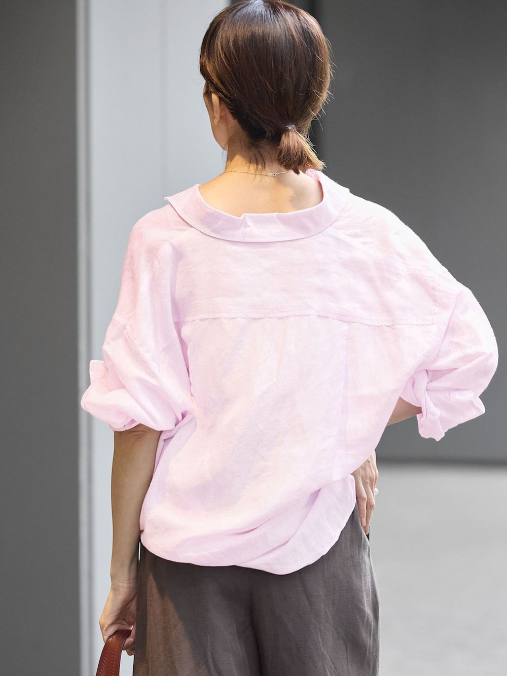 ブラウン系のその他パンツ、ピンク系のシャツ/ブラウス、レッド系のサンダルを着用したレディースの夏コーディネートの6枚目の写真