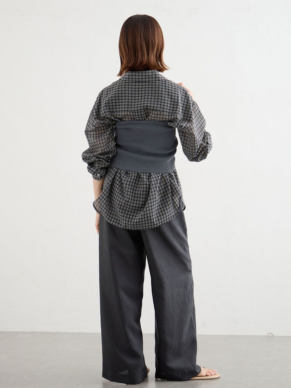 ブラック系のその他パンツ、ブラック系のシャツ/ブラウス、グレー系のニット/セーターを着用したレディースの夏コーディネートの3枚目の写真