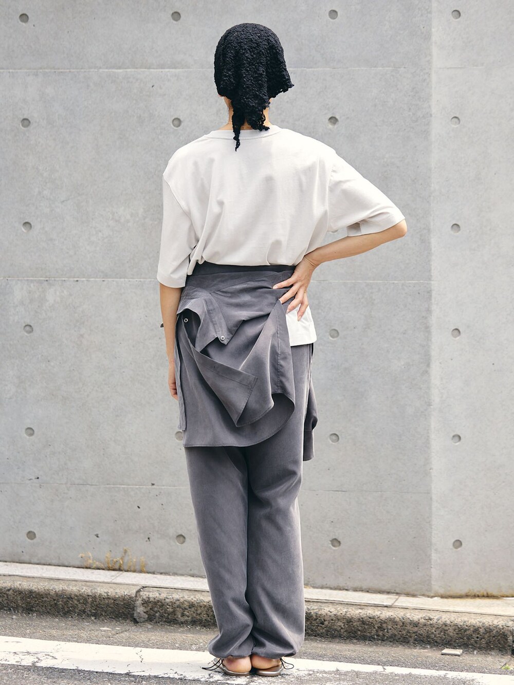 グレー系のその他パンツ、グレー系のシャツ/ブラウス、シルバー系のサンダルを着用したレディースの夏コーディネートの3枚目の写真
