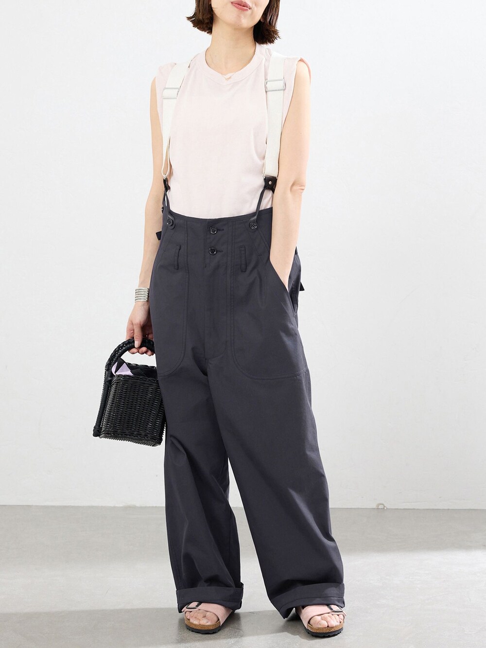 ブルー系のその他パンツ、ピンク系のTシャツ/カットソー、ブラック系のハンドバッグを着用したレディースの春コーディネートの6枚目の写真