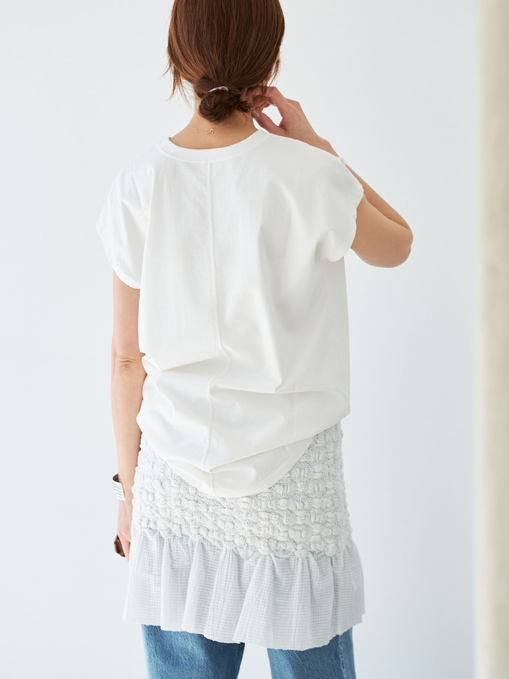 ホワイト系のスカート、ホワイト系のTシャツ/カットソー、ブラウン系のサンダルを着用したレディースの春コーディネートの7枚目の写真