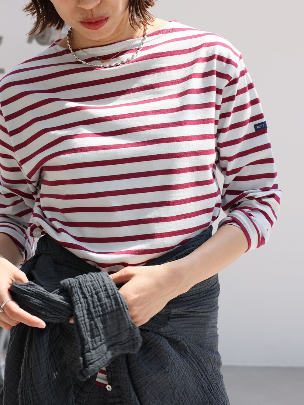 ブラック系のシャツ/ブラウス、ブラウン系のサンダルを着用したレディースの春コーディネートの2枚目の写真