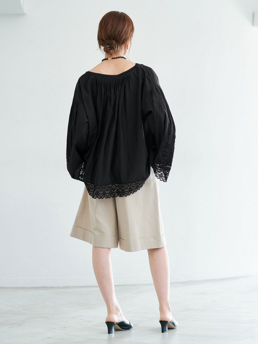 ベージュ系のその他パンツ、ブラック系のシャツ/ブラウス、ブラック系のネックレスを着用したレディースの春コーディネートの3枚目の写真