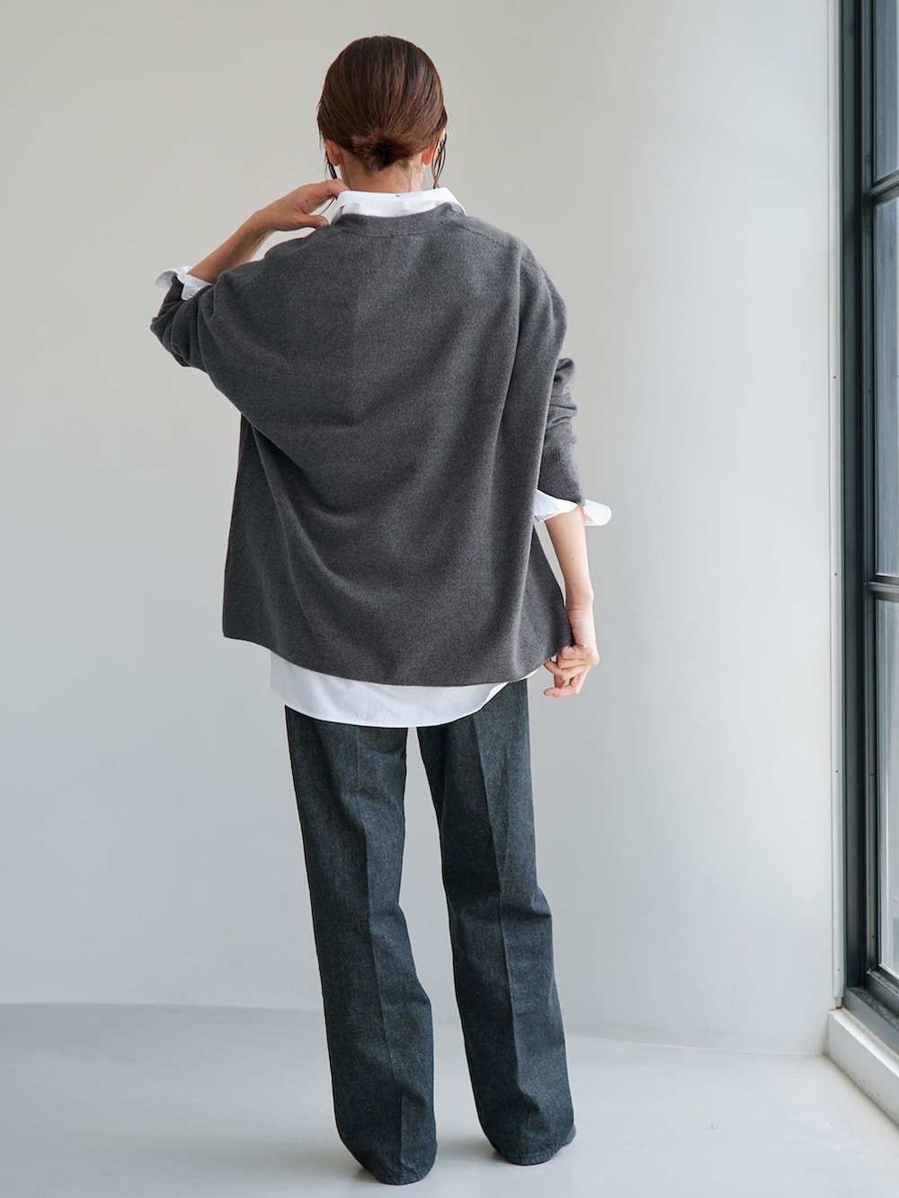 ブルー系のデニムパンツ、グレー系のニット/セーター、ブラック系のローファーを着用したレディースの夏コーディネートの3枚目の写真