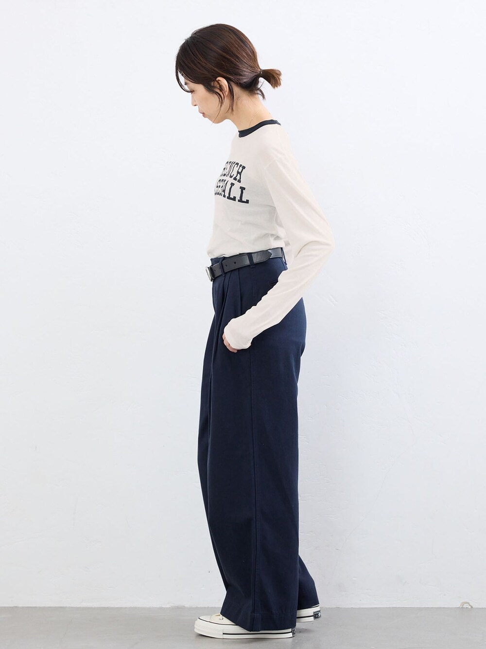 ブルー系のチノパンツ、ホワイト系のTシャツ/カットソー、ブラック系のベルトを着用したレディースの夏コーディネートの2枚目の写真