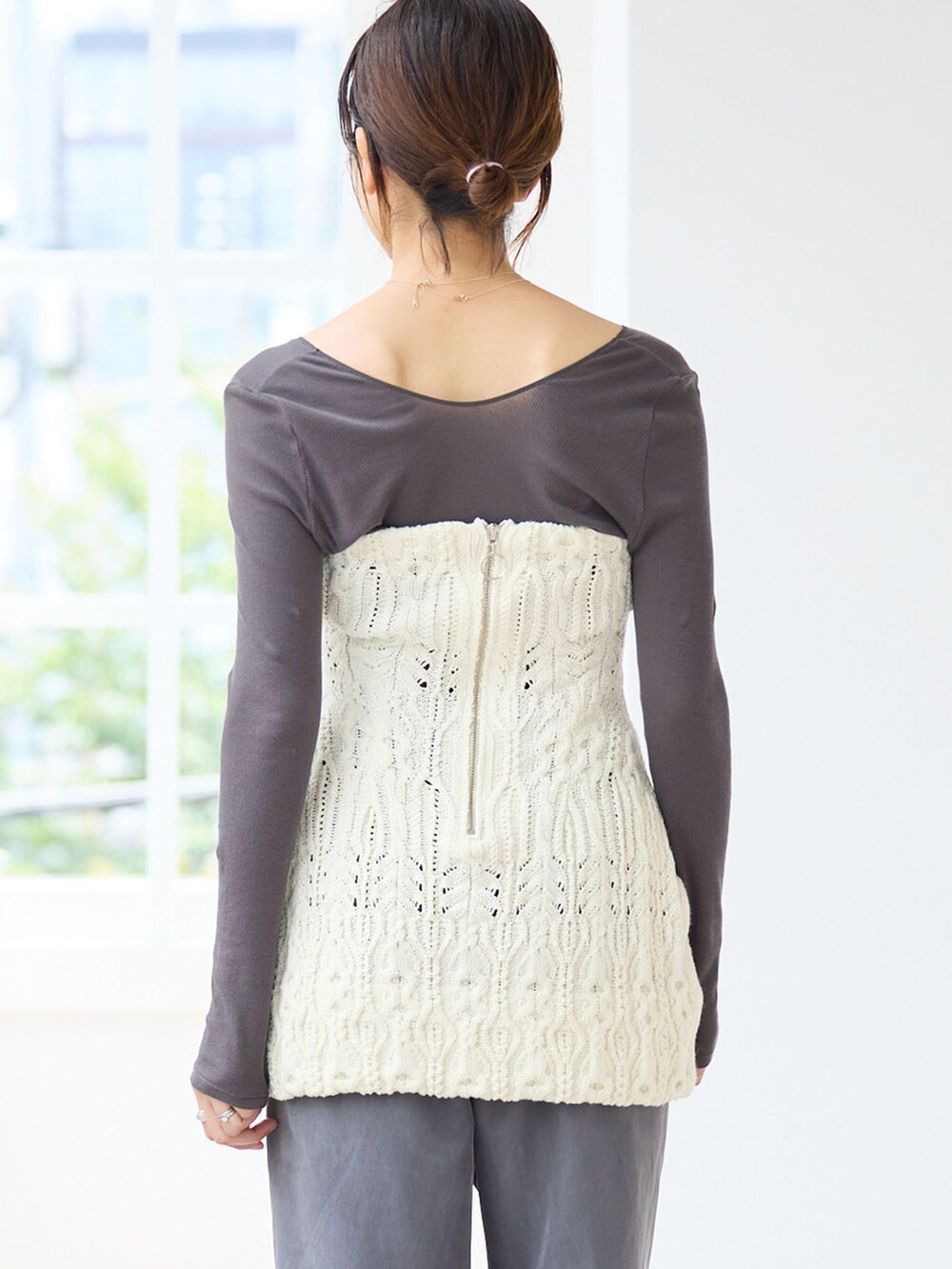 グレー系のその他パンツ、グレー系のTシャツ/カットソー、ホワイト系のニット/セーターを着用したレディースの秋コーディネートの5枚目の写真