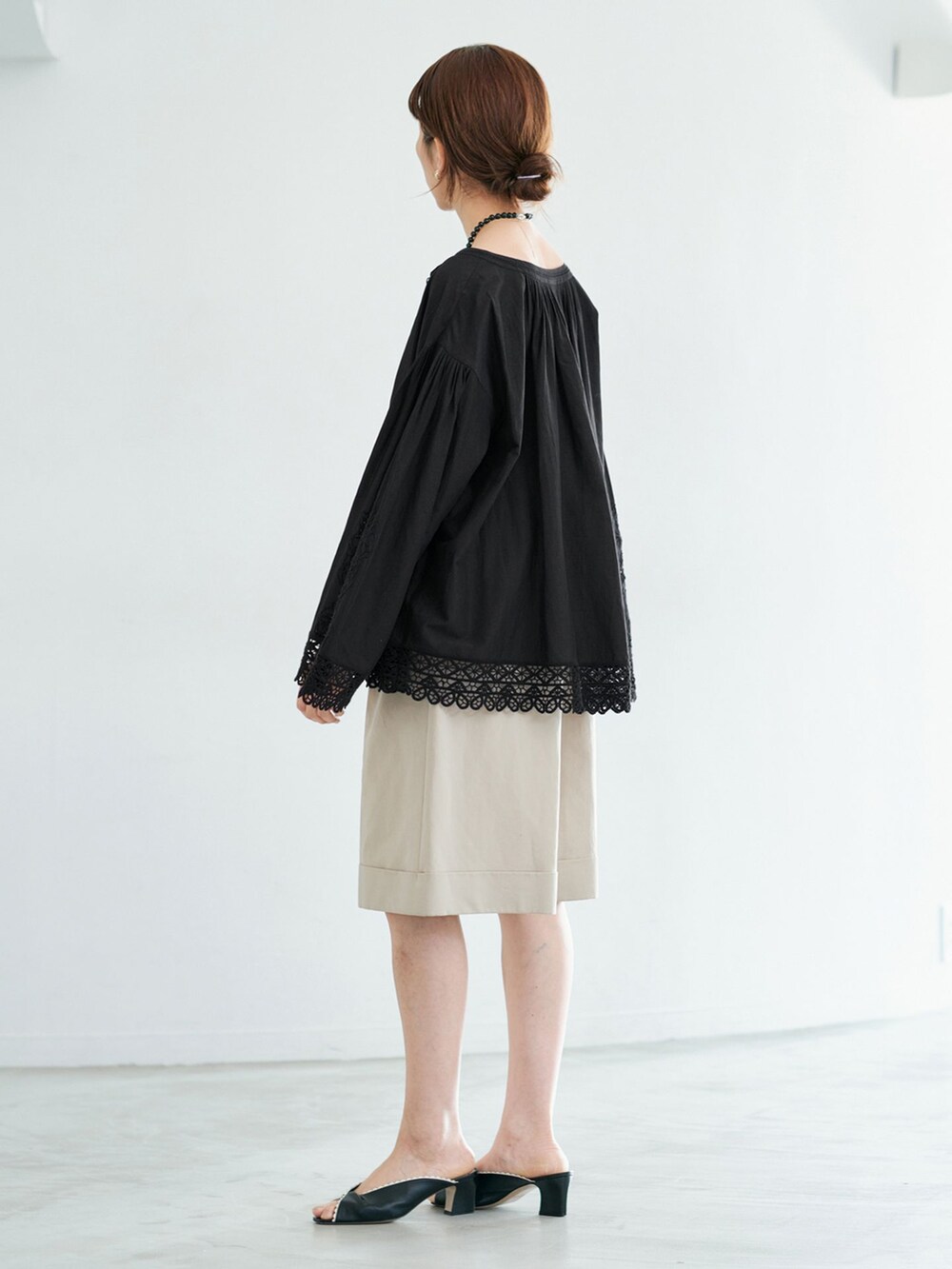 ベージュ系のその他パンツ、ブラック系のシャツ/ブラウス、ブラック系のネックレスを着用したレディースの春コーディネートの2枚目の写真