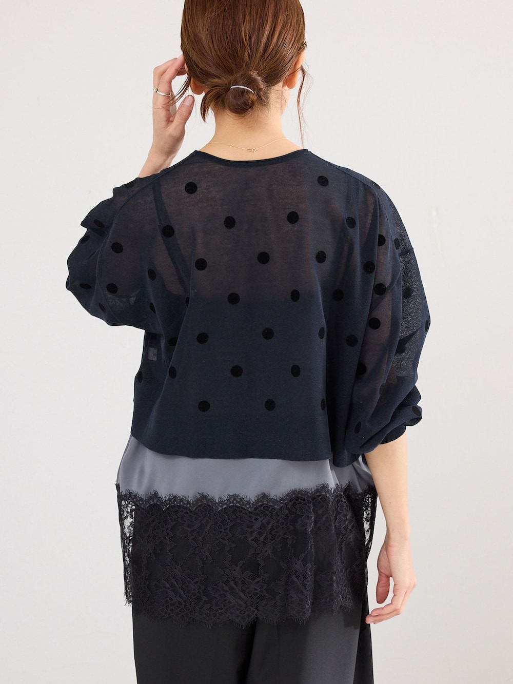 ブラック系のその他パンツ、ブルー系のカーディガン/ボレロ、ブラック系のパンプスを着用したレディースの春コーディネートの4枚目の写真