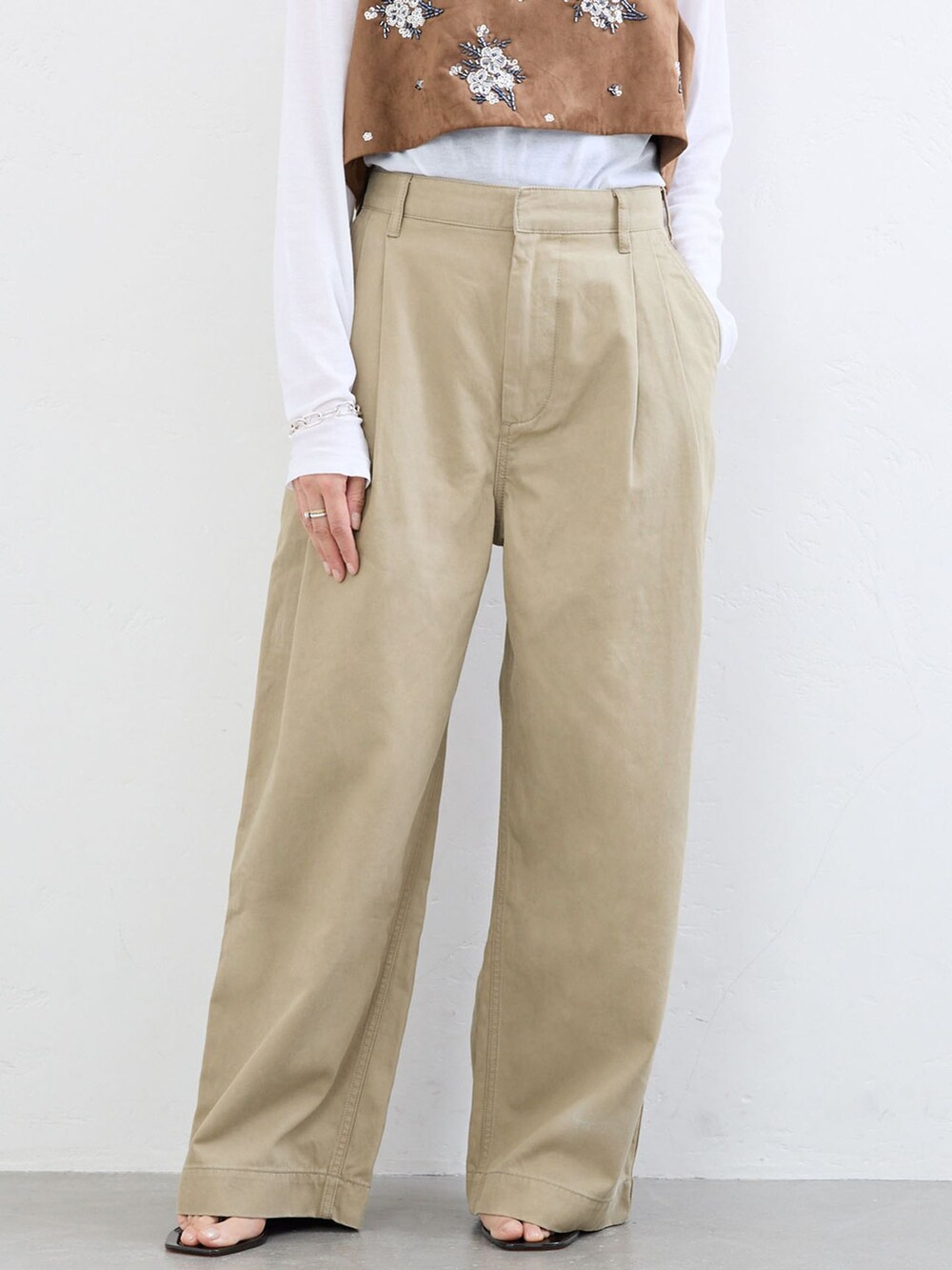 ベージュ系のチノパンツ、イエロー系のシャツ/ブラウス、ホワイト系のTシャツ/カットソーを着用したレディースの夏コーディネートの5枚目の写真