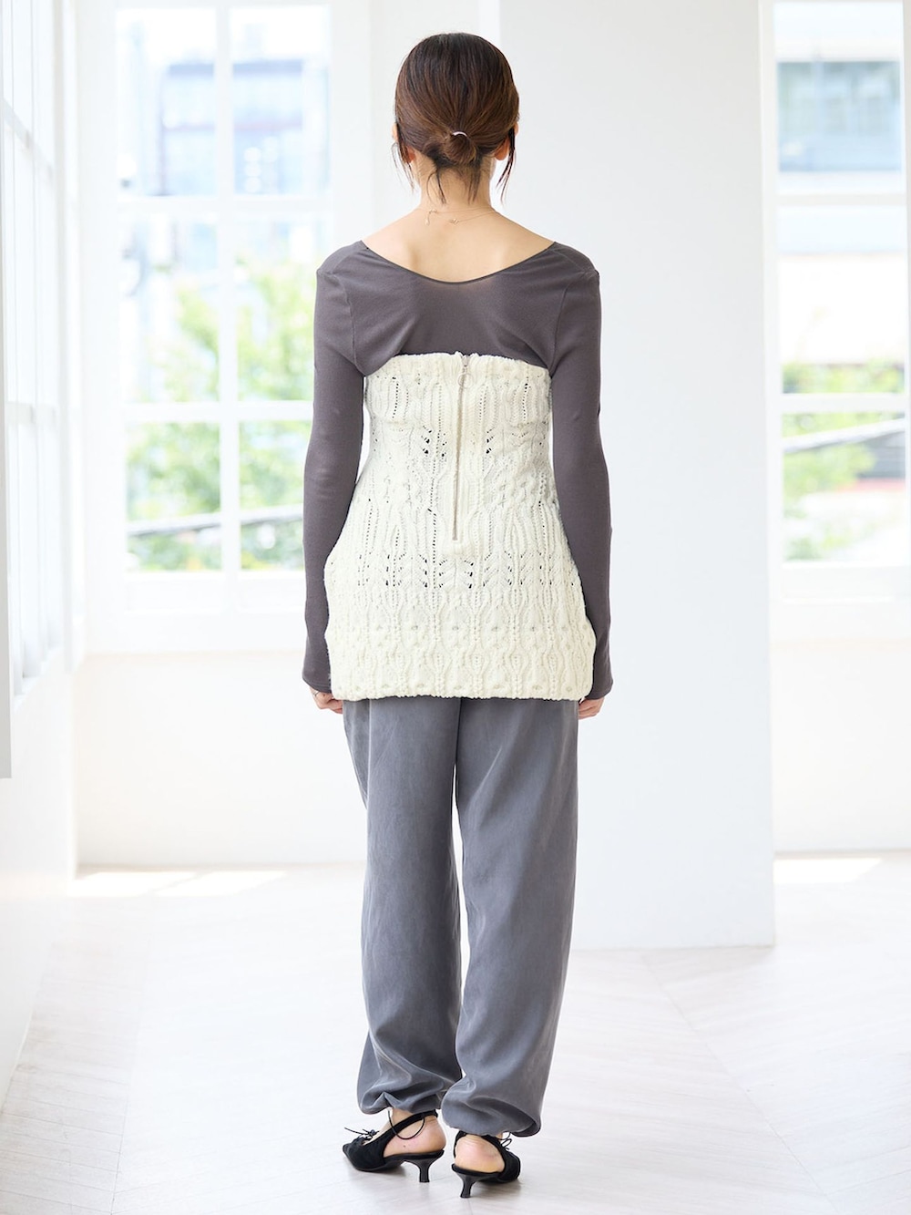 グレー系のその他パンツ、グレー系のTシャツ/カットソー、ホワイト系のニット/セーターを着用したレディースの秋コーディネートの3枚目の写真