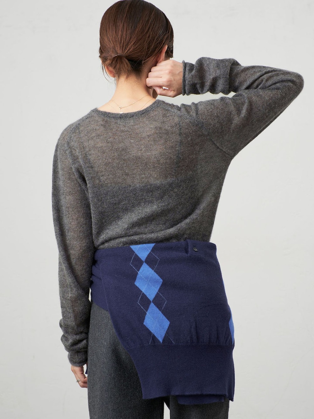 グレー系のその他パンツ、グレー系のニット/セーターを着用したレディースの秋コーディネートの5枚目の写真