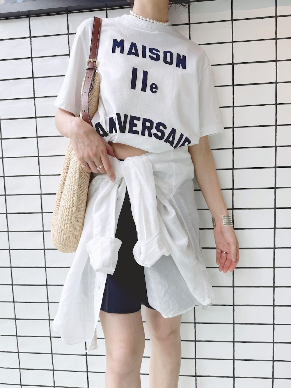 ブラック系のその他パンツ、ホワイト系のシャツ/ブラウス、ホワイト系のTシャツ/カットソーを着用したレディースの夏コーディネートの7枚目の写真