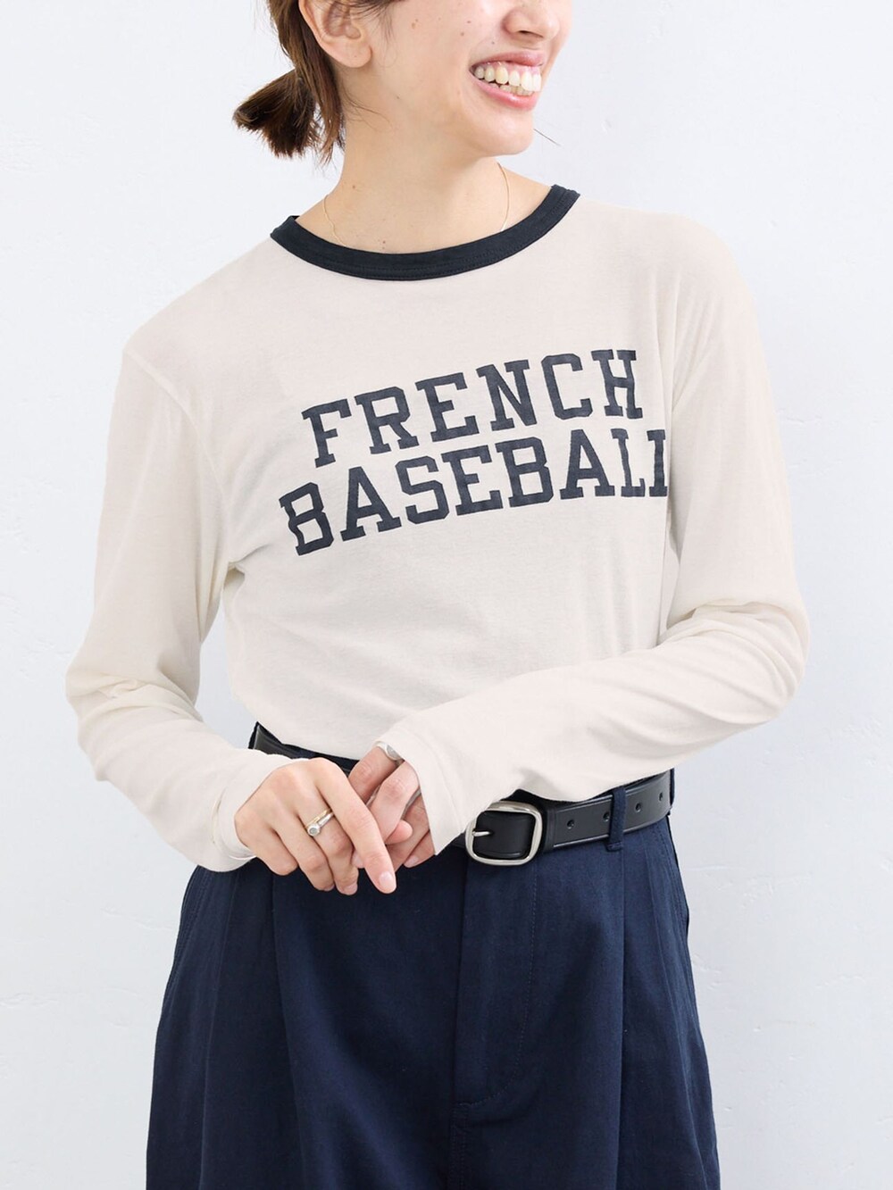 ブルー系のチノパンツ、ホワイト系のTシャツ/カットソー、ブラック系のベルトを着用したレディースの夏コーディネートの4枚目の写真