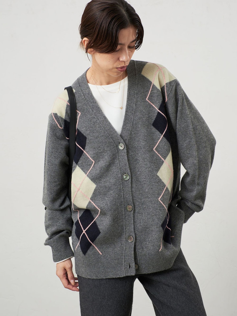 グレー系のその他パンツ、グレー系のカーディガン/ボレロ、ブラック系のブーツを着用したレディースの秋コーディネートの4枚目の写真