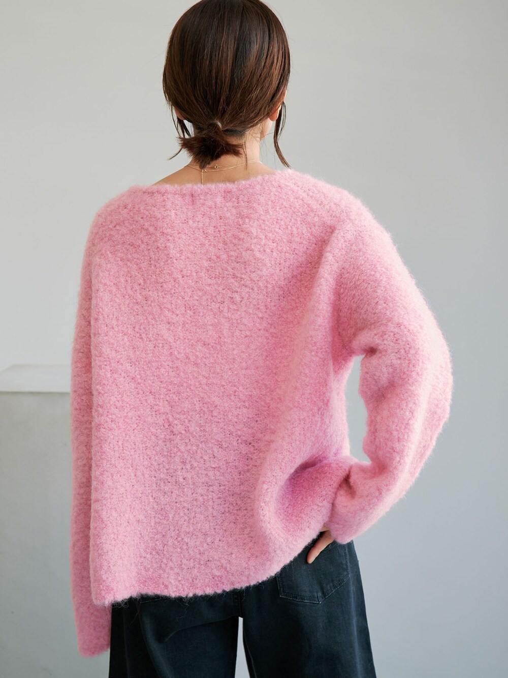 ブラック系のデニムパンツ、ピンク系のニット/セーターを着用したレディースの夏コーディネートの5枚目の写真