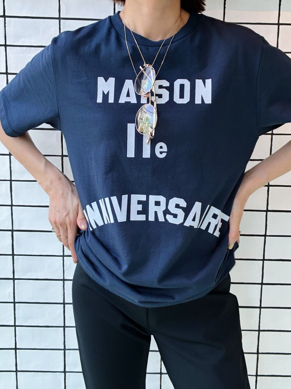 ブルー系のTシャツ/カットソー、ブラック系のその他パンツ、ブラック系のサンダルを着用したレディースの春コーディネートの3枚目の写真