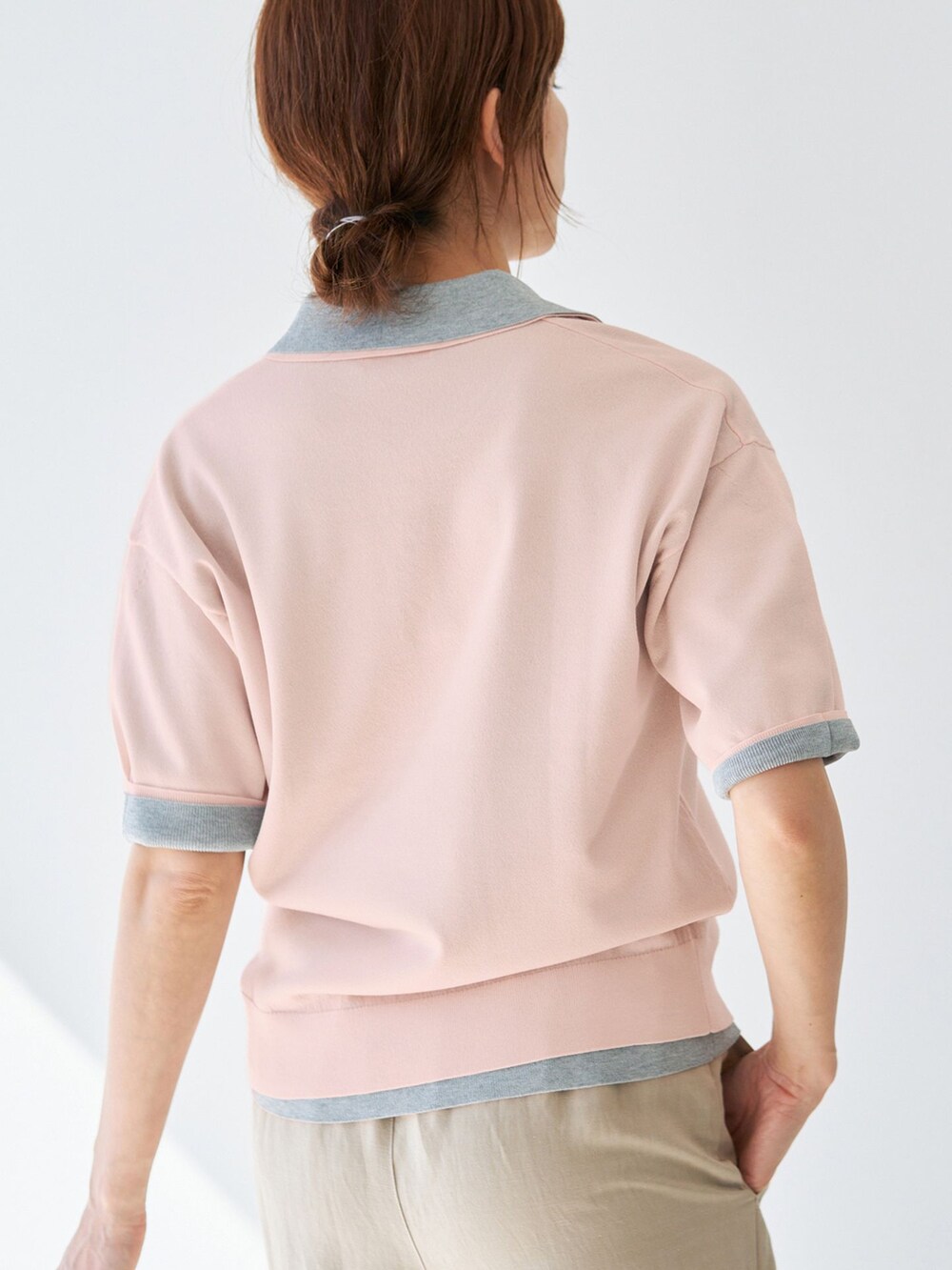 ベージュ系のその他パンツ、グレー系のニット/セーター、ピンク系のニット/セーターを着用したレディースの春コーディネートの6枚目の写真