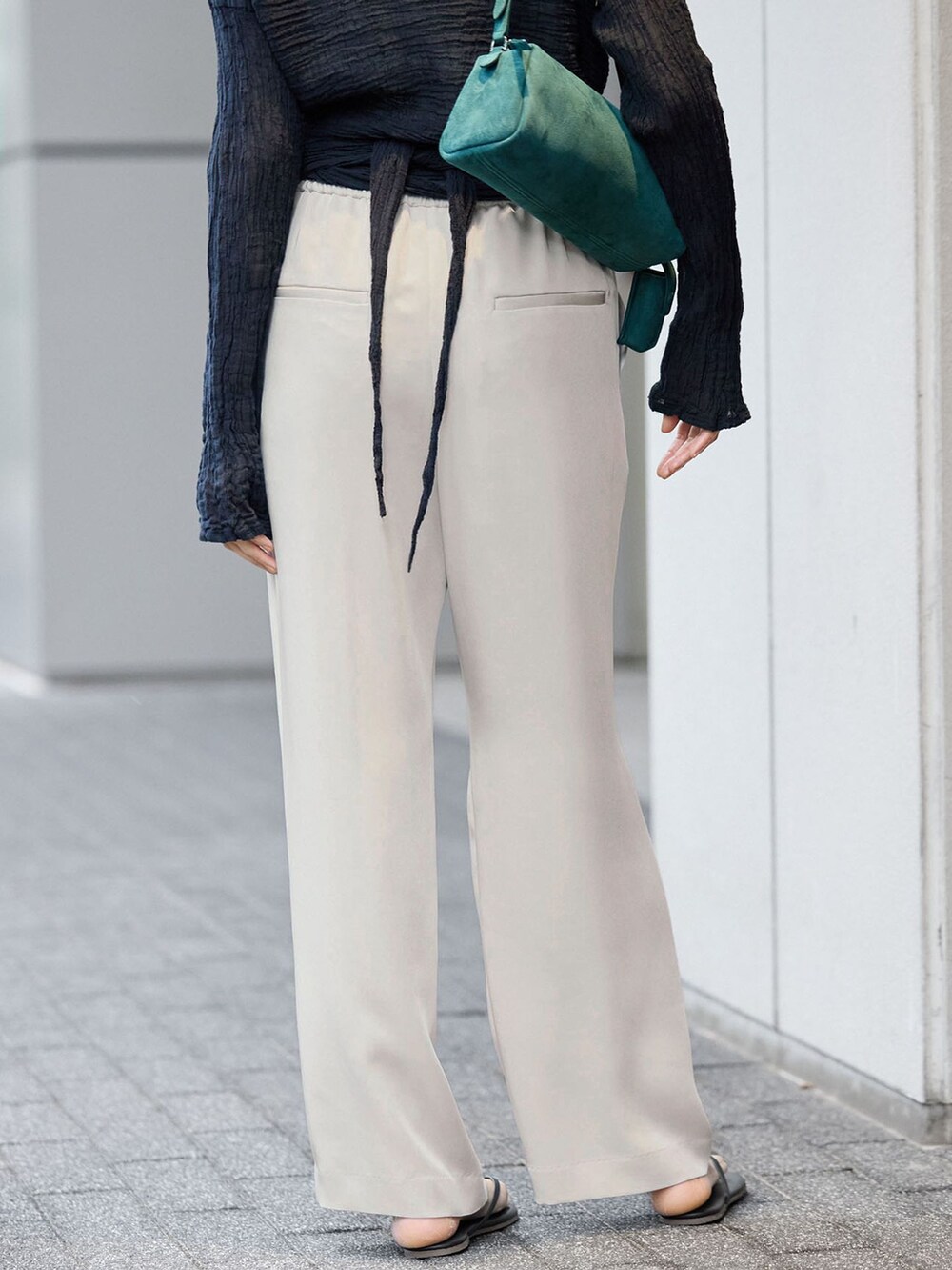 ベージュ系のその他パンツ、ブラック系のシャツ/ブラウス、ブラック系のサンダルを着用したレディースの夏コーディネートの7枚目の写真