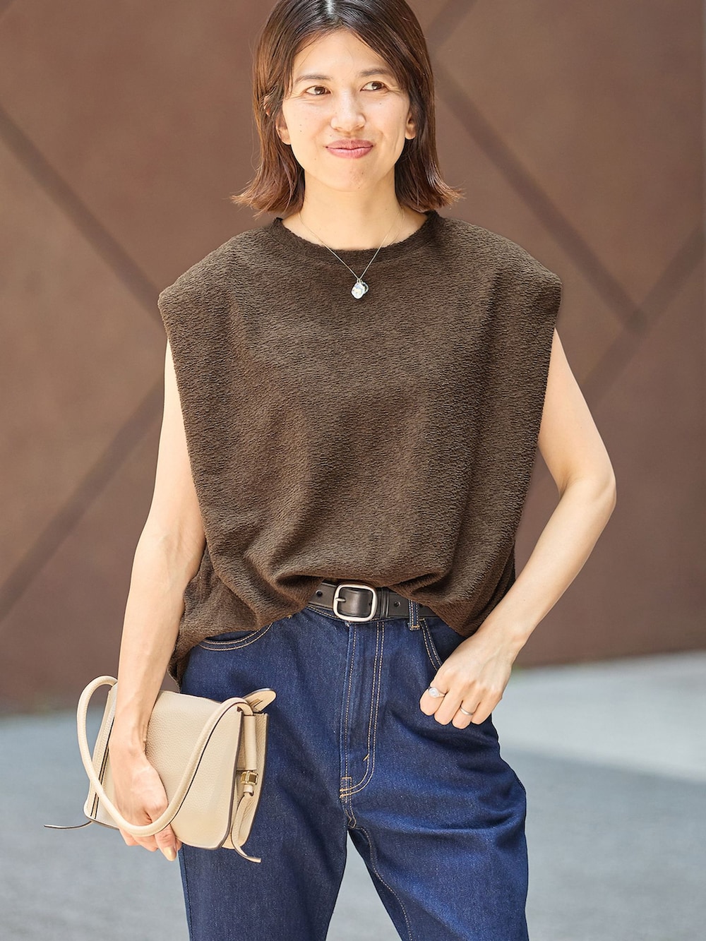 ブルー系のデニムパンツ、グリーン系のTシャツ/カットソーを着用したレディースの夏コーディネートの4枚目の写真