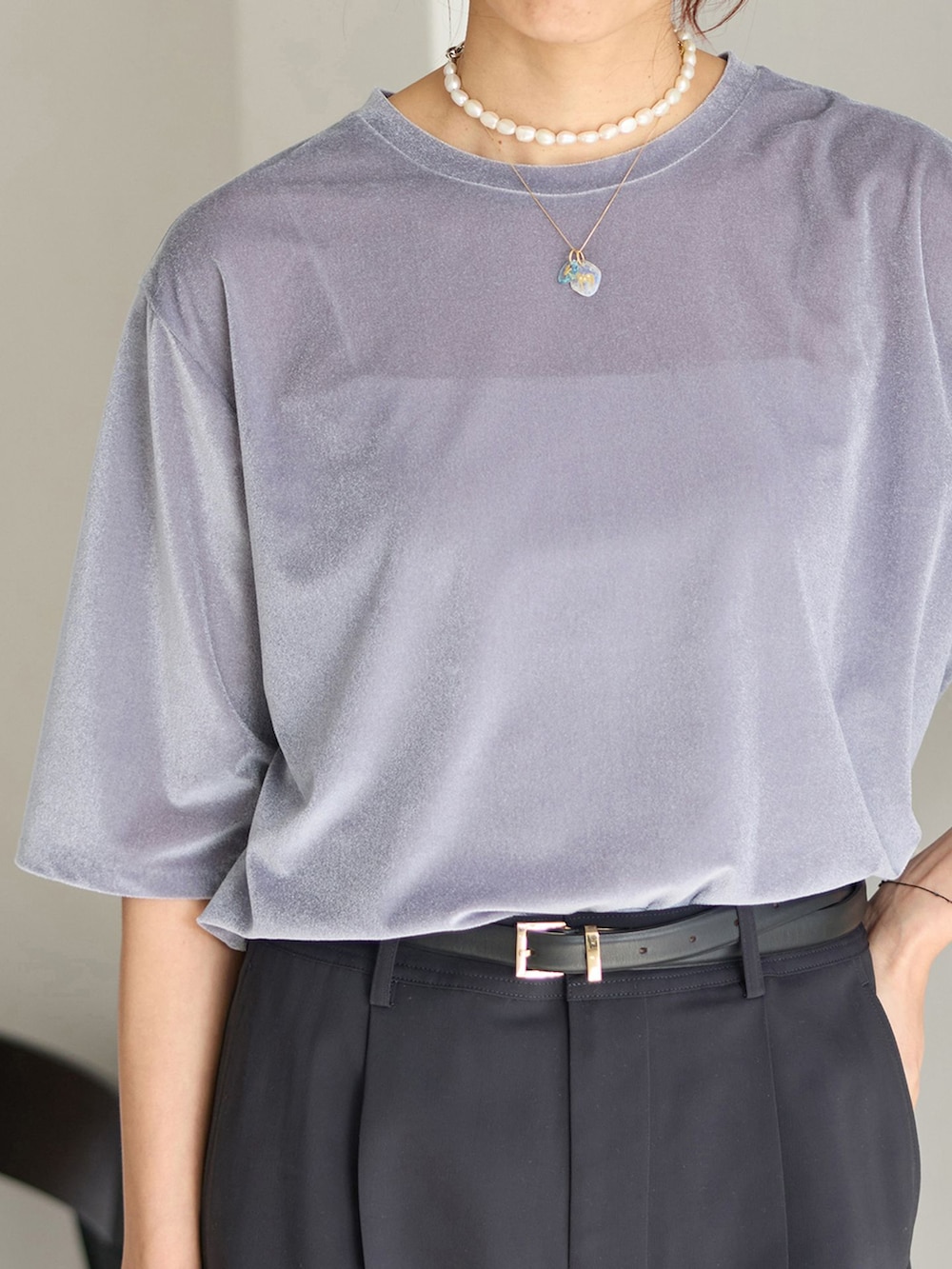 ブルー系のスラックス、グレー系のTシャツ/カットソーを着用したレディースの春コーディネートの4枚目の写真