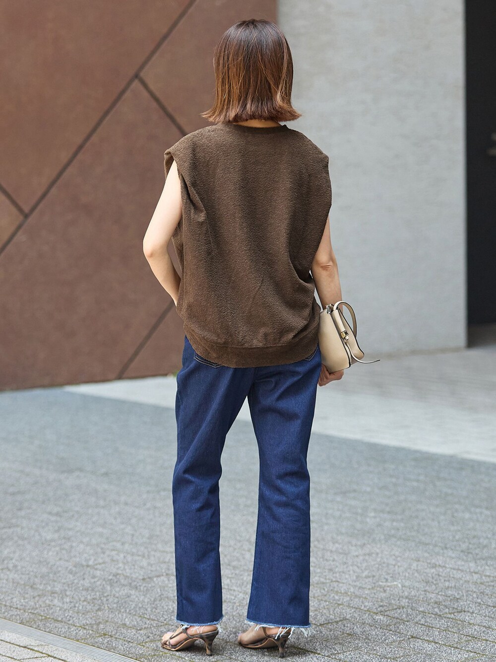 ブルー系のデニムパンツ、グリーン系のTシャツ/カットソーを着用したレディースの夏コーディネートの3枚目の写真