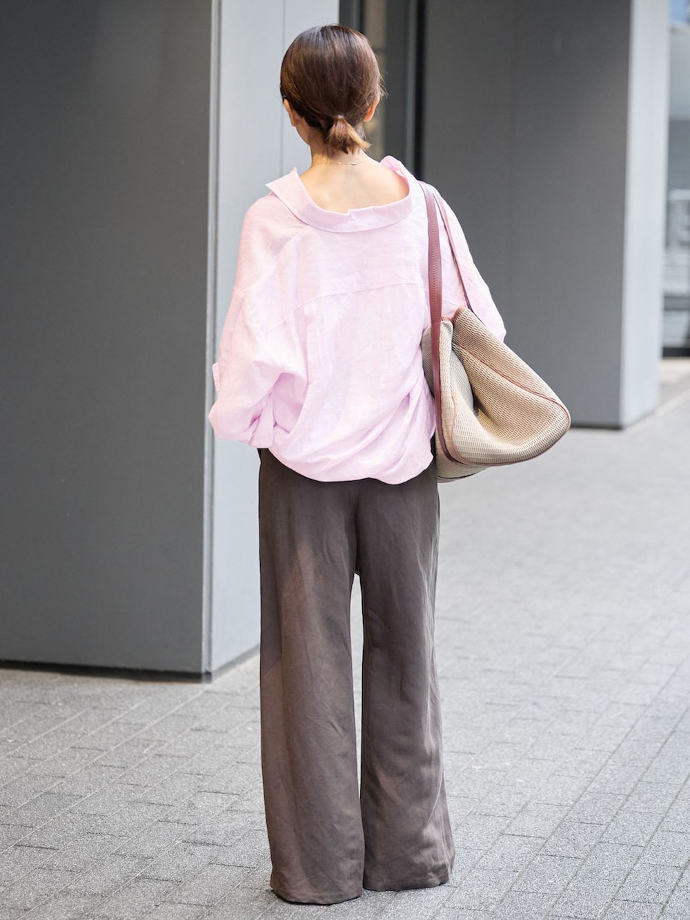ブラウン系のその他パンツ、ピンク系のシャツ/ブラウス、レッド系のサンダルを着用したレディースの夏コーディネートの3枚目の写真