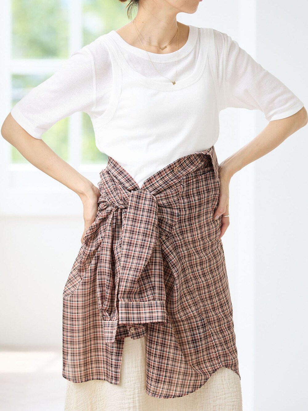 レッド系のシャツ/ブラウス、ホワイト系のスカート、ホワイト系のTシャツ/カットソーを着用したレディースの夏コーディネートの4枚目の写真